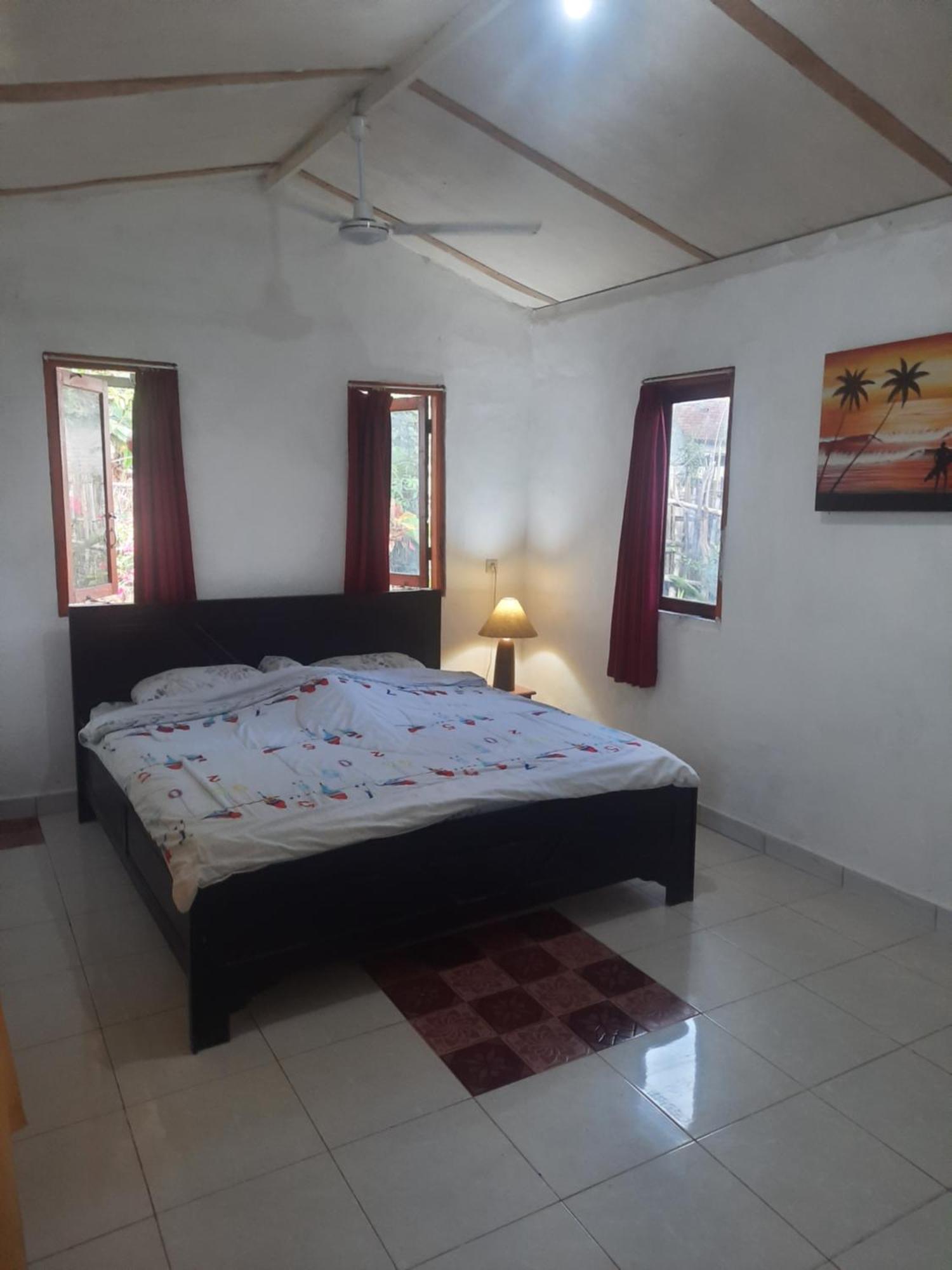 Red Beach Homestay Pasanggaran Стая снимка